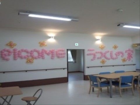 「うつくしの家 豊川」の内観。風船や紙を使って、装飾品の取り付けを行っている。