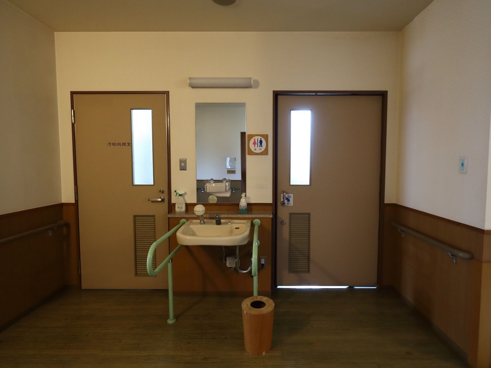 施設内にはトイレがあり、隣には汚物処理室を設置している。またフロアには鏡のついた、洗面台を用意している。