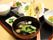 「うつくしの家 岡崎」のお食事。白ご飯や味噌汁の付いた定食料理を召し上がれる。