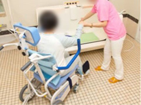 「うつくしの家 岡崎」の機械浴室。入居者様のペースで、介助スタッフがそれに合わせてサポートをしてくれる。