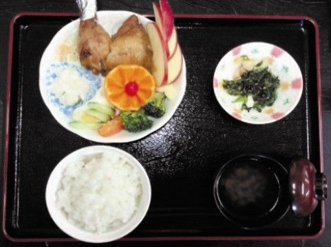 「うつくしの家 岡崎」のお食事。クリスマスや夏祭りの時には、イベントに沿った料理を作っている。