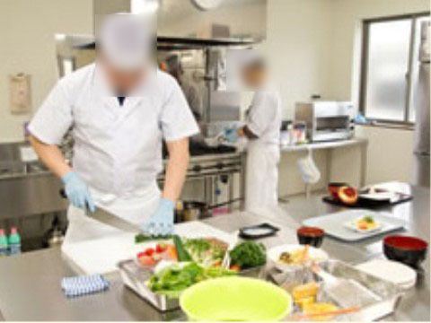 「うつくしの家 袋井」の厨房。季節の旬の食材を利用し、入居者様に食べやすく喉に詰まらせないサイズにしている。