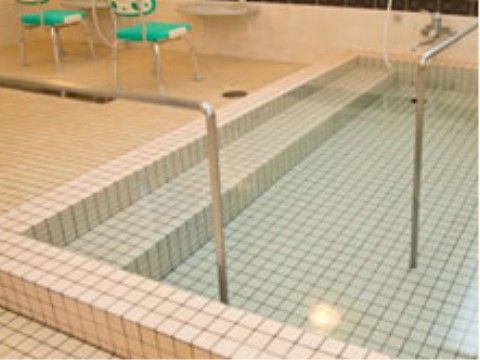 「うつくしの家 西貝塚」の浴室。換気窓が付いているので、汚れ防止に窓を開けて湿度を減らしている。