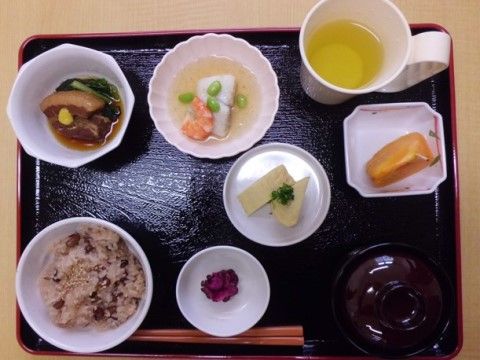 「うつくしの家 西貝塚」のお食事。白ご飯だけなく、混ぜご飯やお赤飯をいただける。