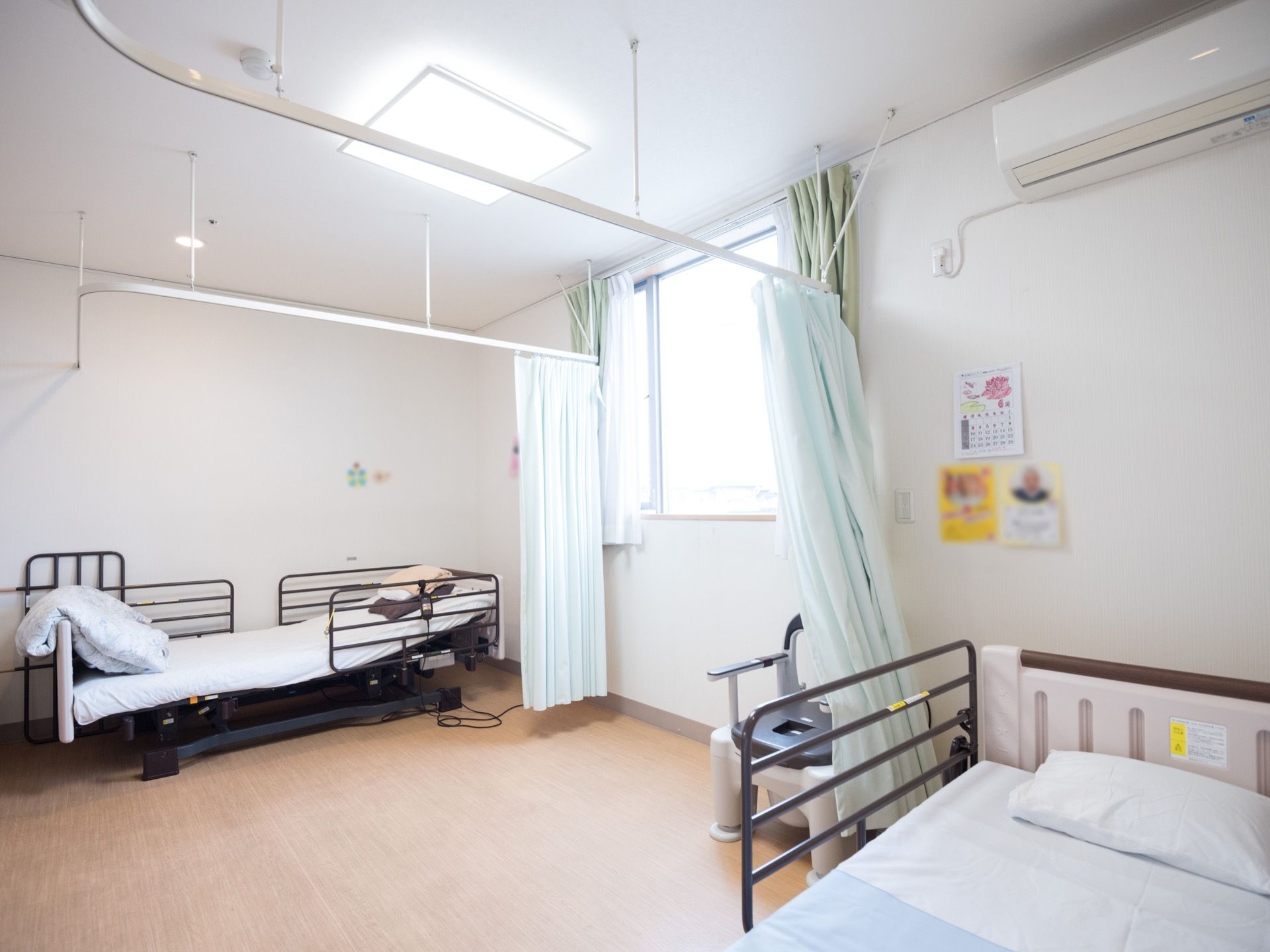 白を基調とした、明るく清潔感漂う２人部屋である。介護用ベッドやホータブルトイレ、エアコンが完備されている。カーテンでそれぞれ仕切られている。