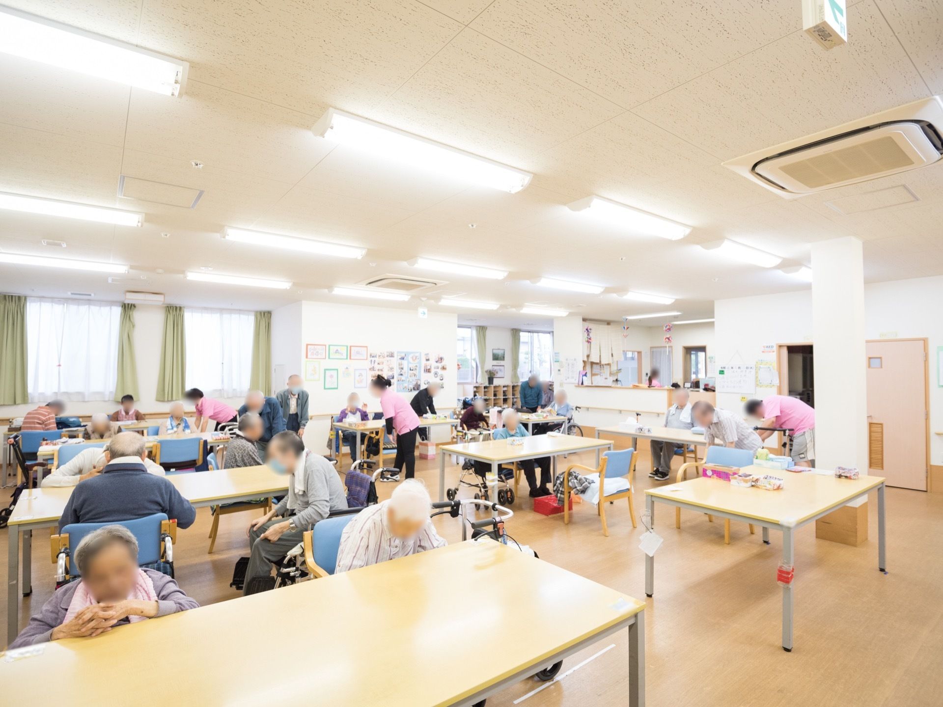 日射しが差し込み、明るく広々とした食堂である。４人掛けのダイニングテーブルが完備され、食事前にはにぎやかになる。