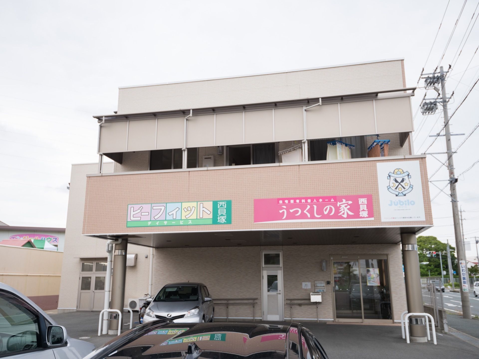 淡いピンクが温かみをかもし出している２階建ての建物である。ベランダでは洗濯物を干すことができる。駐車場が完備されている。
