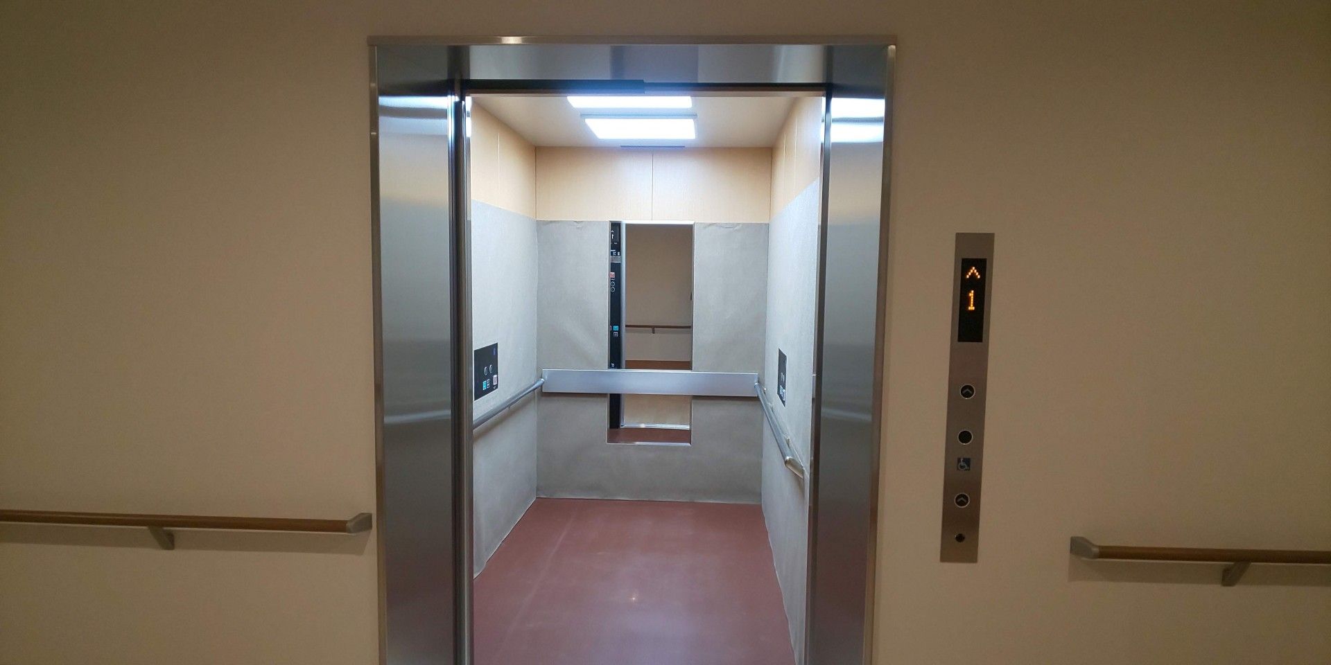 広いエレベーター