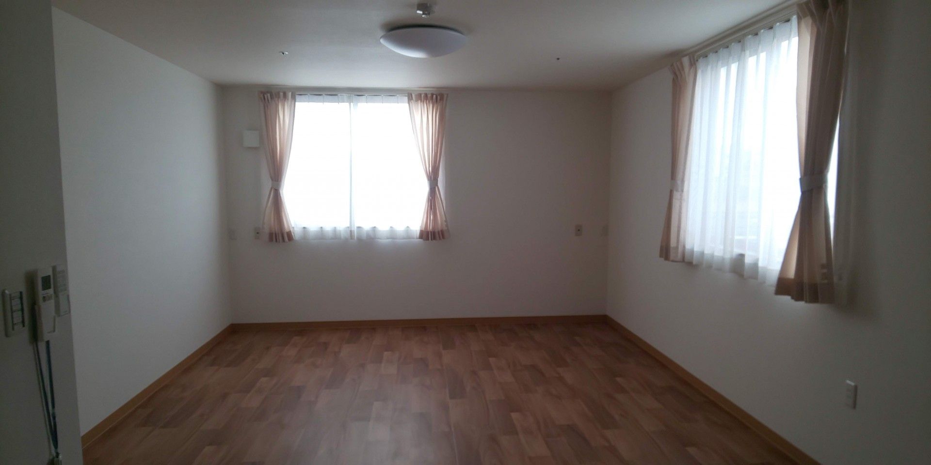 日差しが差し込む部屋