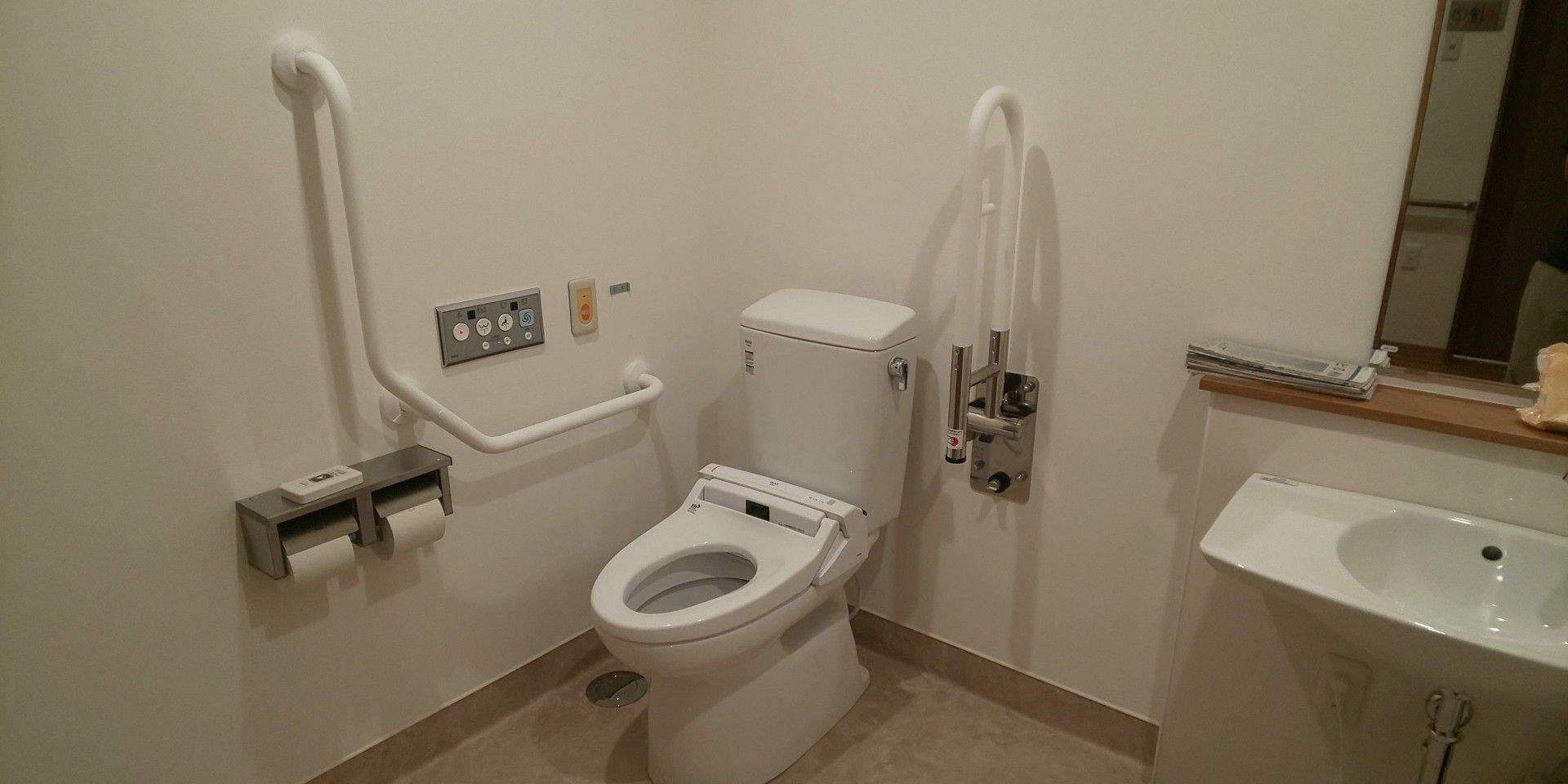 手すり付きのトイレ