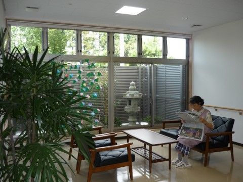センターテーブルと一人用ソファ、カウチソファが置かれた休憩スペース