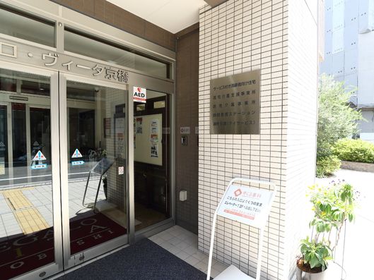 玄関前右側