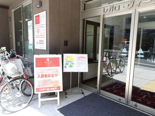 玄関前左側