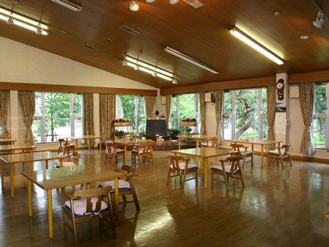 「ローズ・ヴィラ」の多目的室。普段は、共有スペースとして入居者様の寛ぎの場となっている。