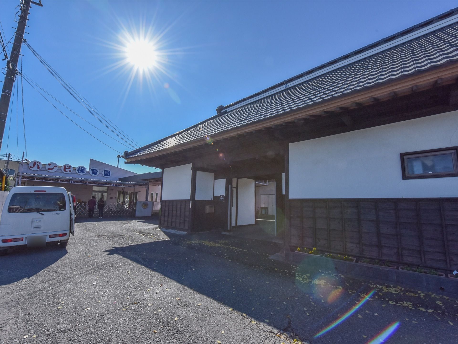 玄関の前にはゆとりのあるスペースが確保されているため、玄関前に車を駐車して乗り降りができるため、入居者様の外出時の負担を軽減できる。