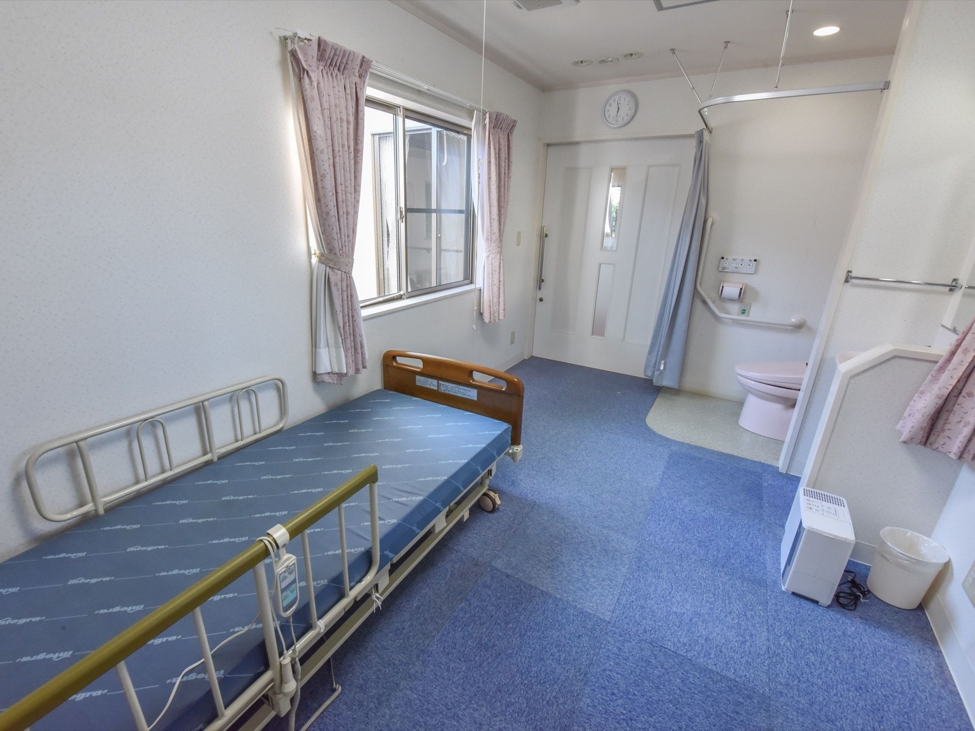 居室には、入り口付近にトイレが設置されており、ドアではなくカーテンで仕切られているため、緊急の際にもすぐに対応することができる。