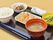 お一人おひとりに、黒いトレーに食事を並べて提供してる。みそ汁やご飯の他に、味に飽きのこないよう様々な調理法で作ったおかずを出している。