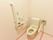 トイレの手すりは、立ち上がる時に楽なよう設けられている。トイレットペーパーが2ヶ所に設置されている。