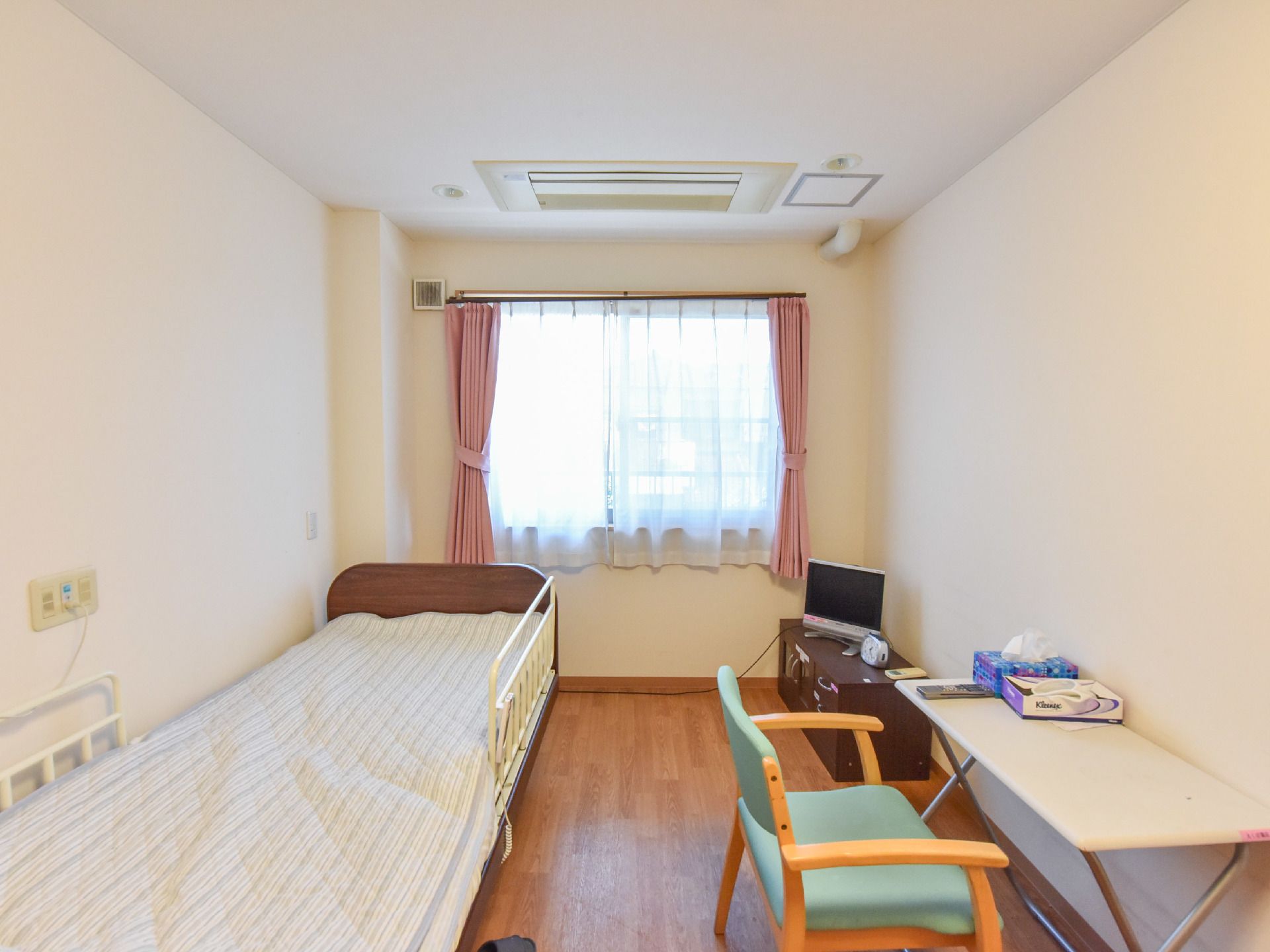 ベッドには手すりがつけられており、起き上がりやすくなっている。段差のない床で安全である。テレビがあり、ゆっくり過ごすことができる。