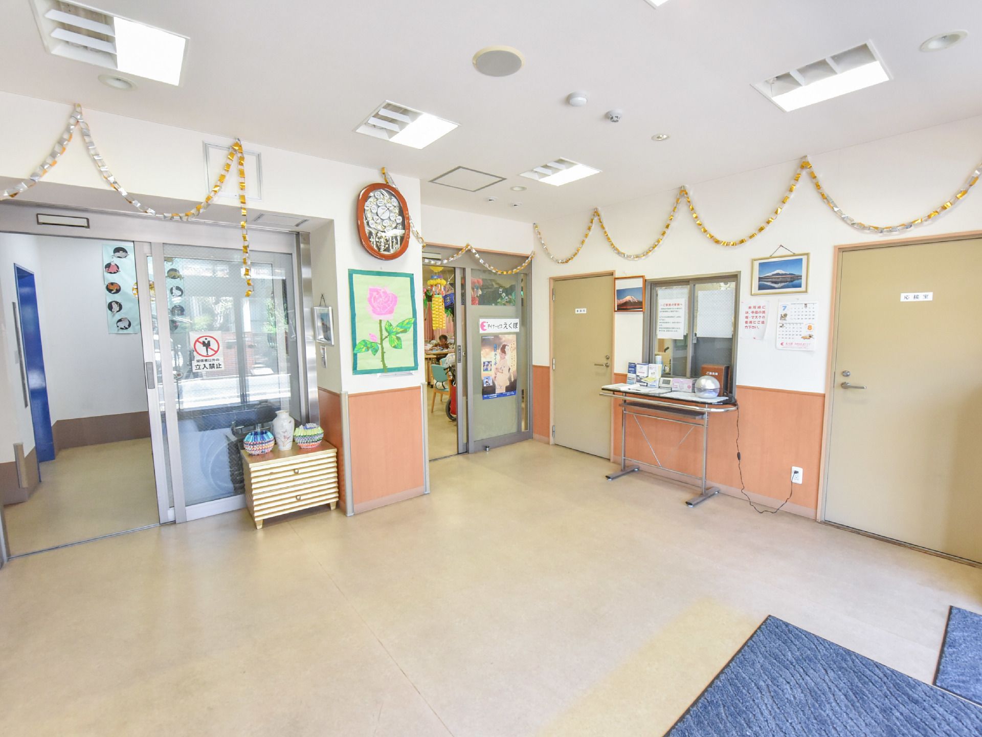 玄関の土間と上がり框には段差のない設計である。受付の前にテーブルがおいてあり、チラシが各種置いてある。