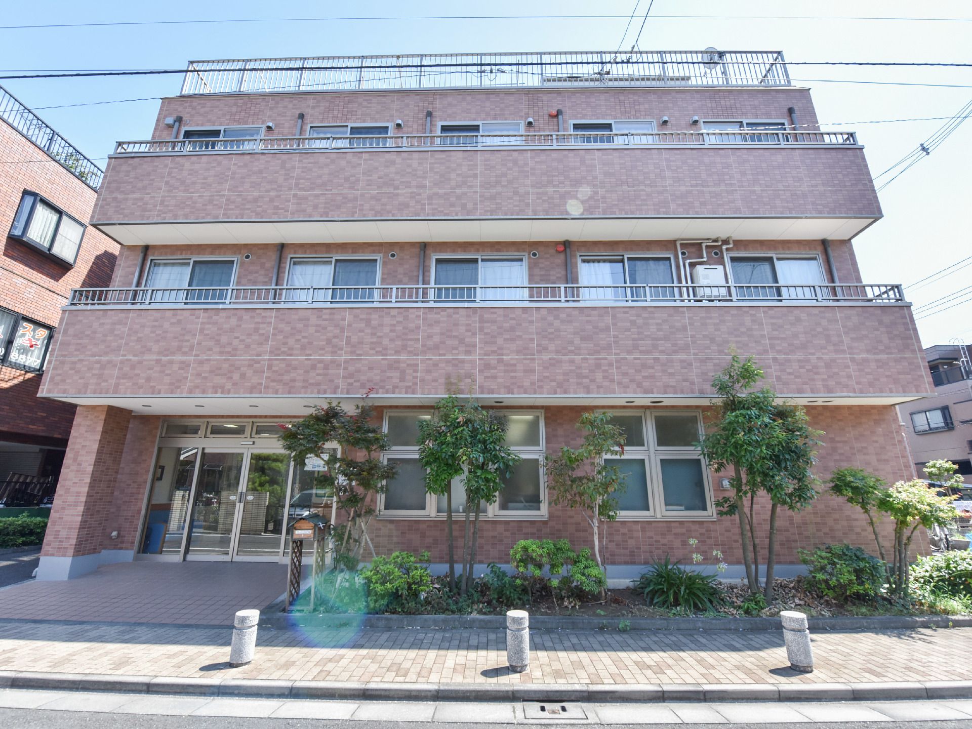 四階建ての建物で、茶色の外壁である。二階から四階の入居者用の部屋はベランダがある。屋上にアンテナが有るのが見える。