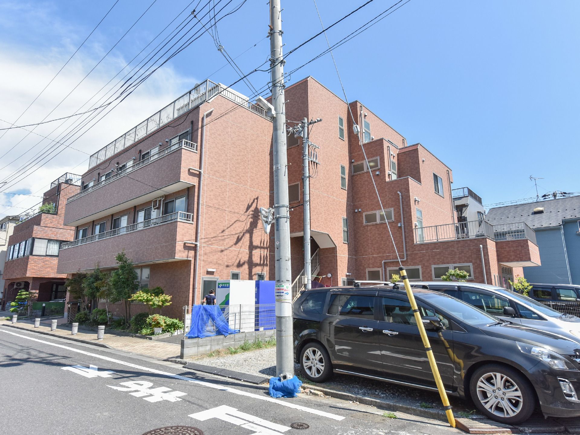 施設の前の歩道には縁石ブロックが設置してあり、車両の進入ができなくなっている。また、施設前にはゴミ捨て場や自動販売機が設置してある。