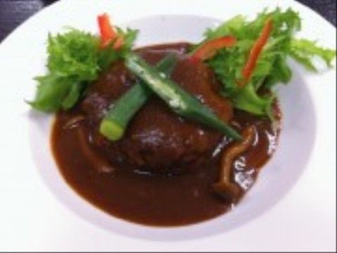 「グレイス寝屋川」のお食事。ビーフシチュー単体以外も、アクセントで野菜を盛り付けている。