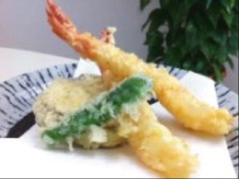 「グレイス寝屋川」のお食事。海老、さつま芋、唐辛子等の物を揚げている。