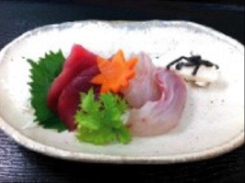 「グレイス寝屋川」のお食事。新鮮で質の良い刺身定食もメニューにある。