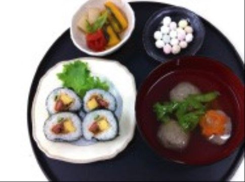 「グレイス寝屋川」のお食事。1月には食べやすいサイズに切った、恵方巻きを出している。