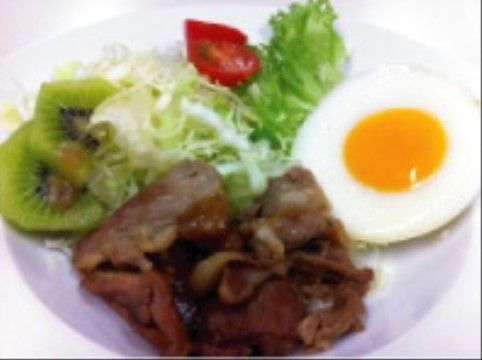 「グレイス寝屋川」のお食事。ちょっとしたアクセントの目玉焼きやキウイも、食べやすく美味しい。