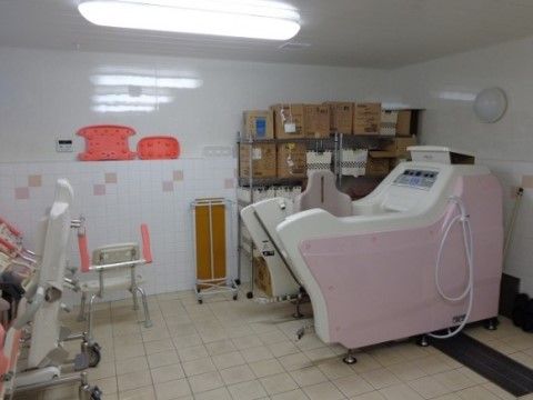「グレイス寝屋川」の機械浴室。臥位浴、座位浴、リフト浴といった、重機の設備があり入浴体制もしっかりしている。