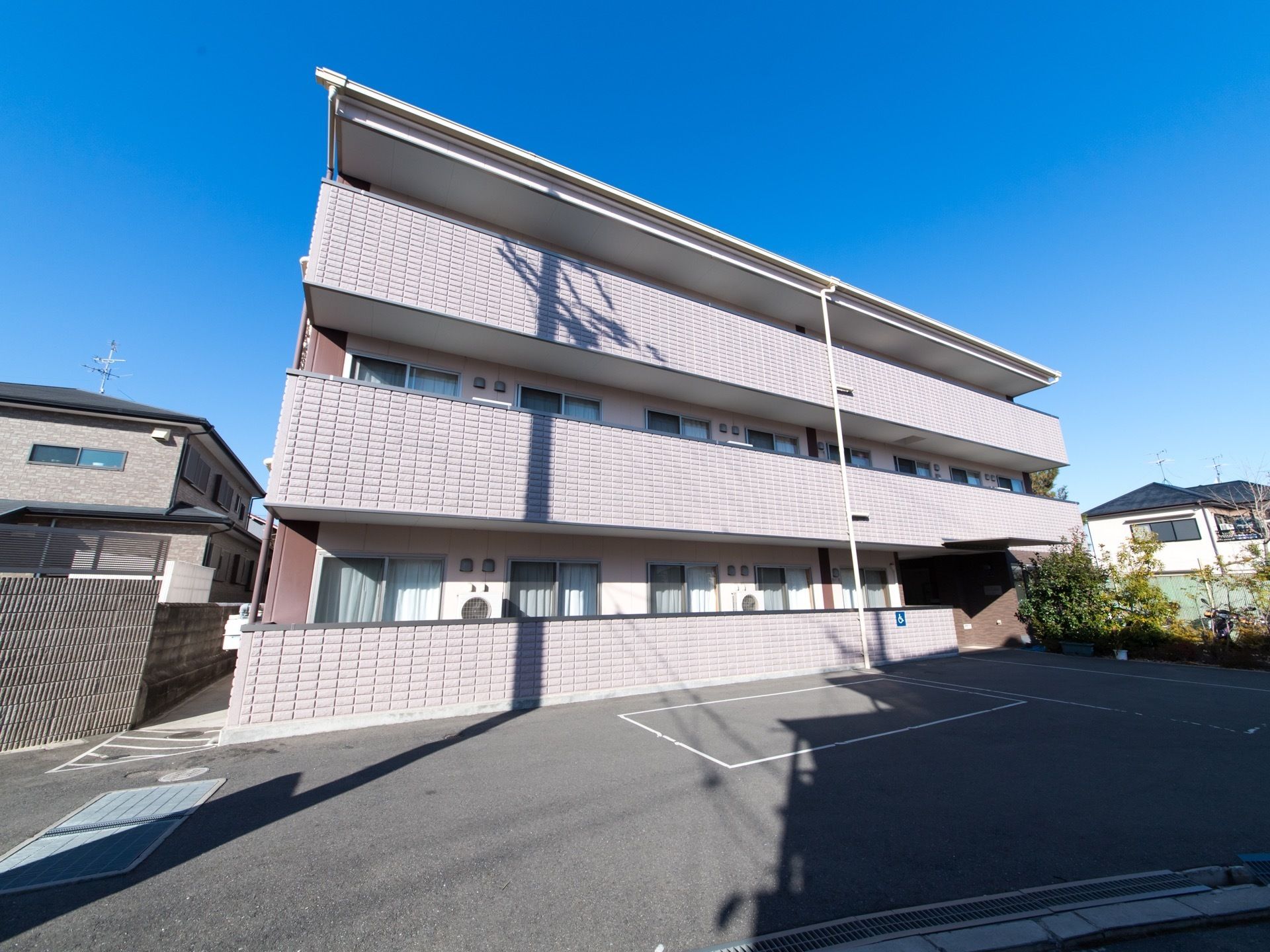 施設の前には、駐車スペースがあり、車椅子用の駐車スペースは玄関のすぐ横にあるため、車椅子の入居者様も安心して利用することができる。