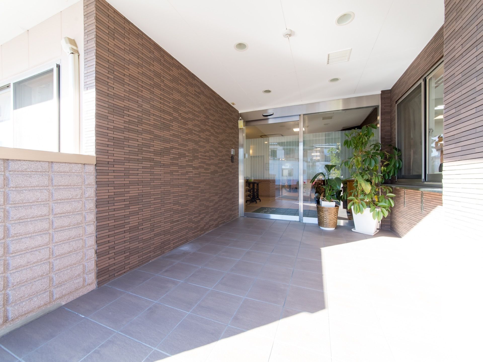 玄関のドアは自動ドアとなっており、ゆとりのあるスペースが確保されているため、車椅子をご利用の入居者様も安心して利用することができる。