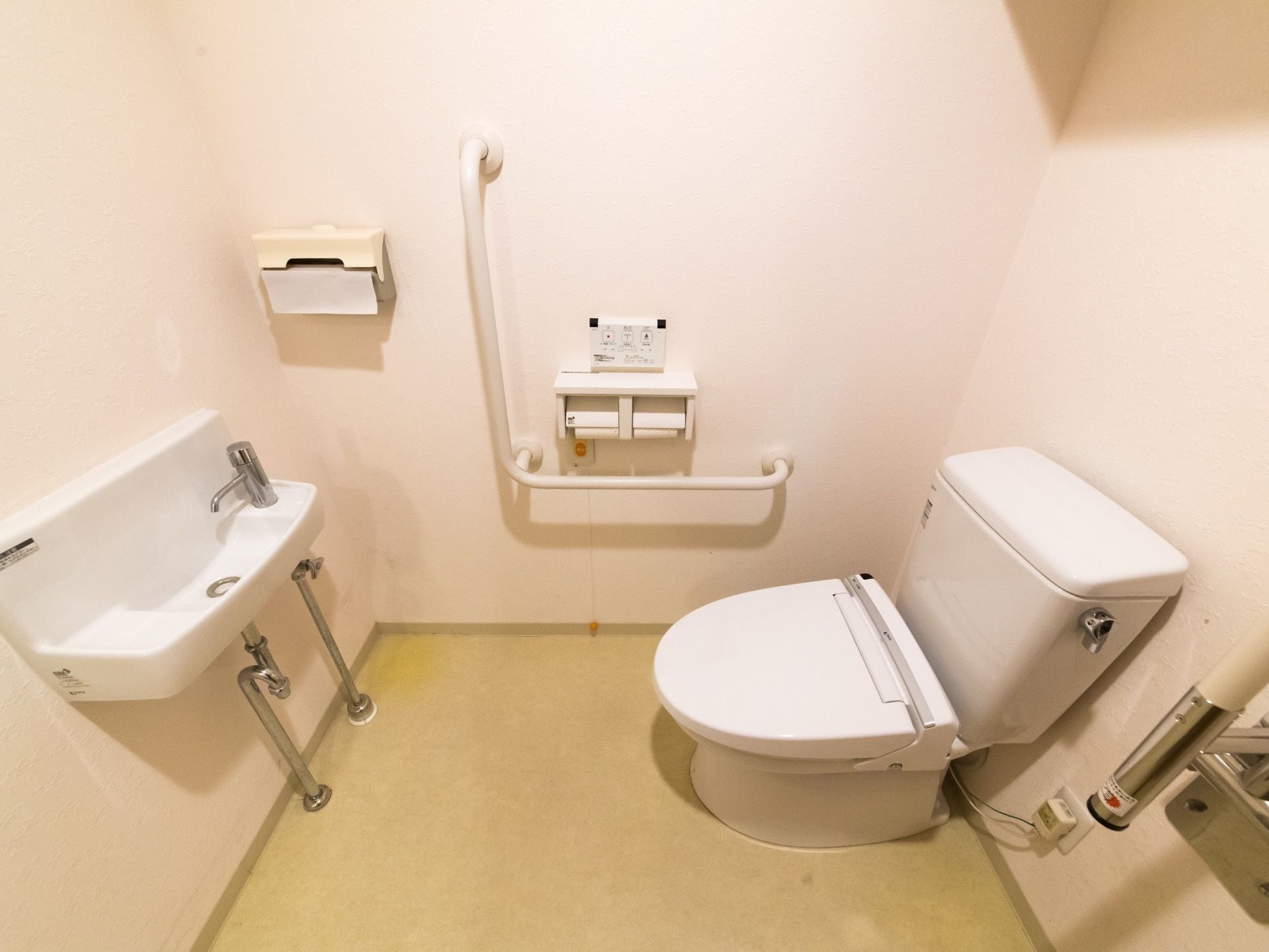 トイレの壁には、手すりが設置されており、立ち座りの際に利用することができる。また、呼び出しボタンも備えられているため、安心して利用できる。