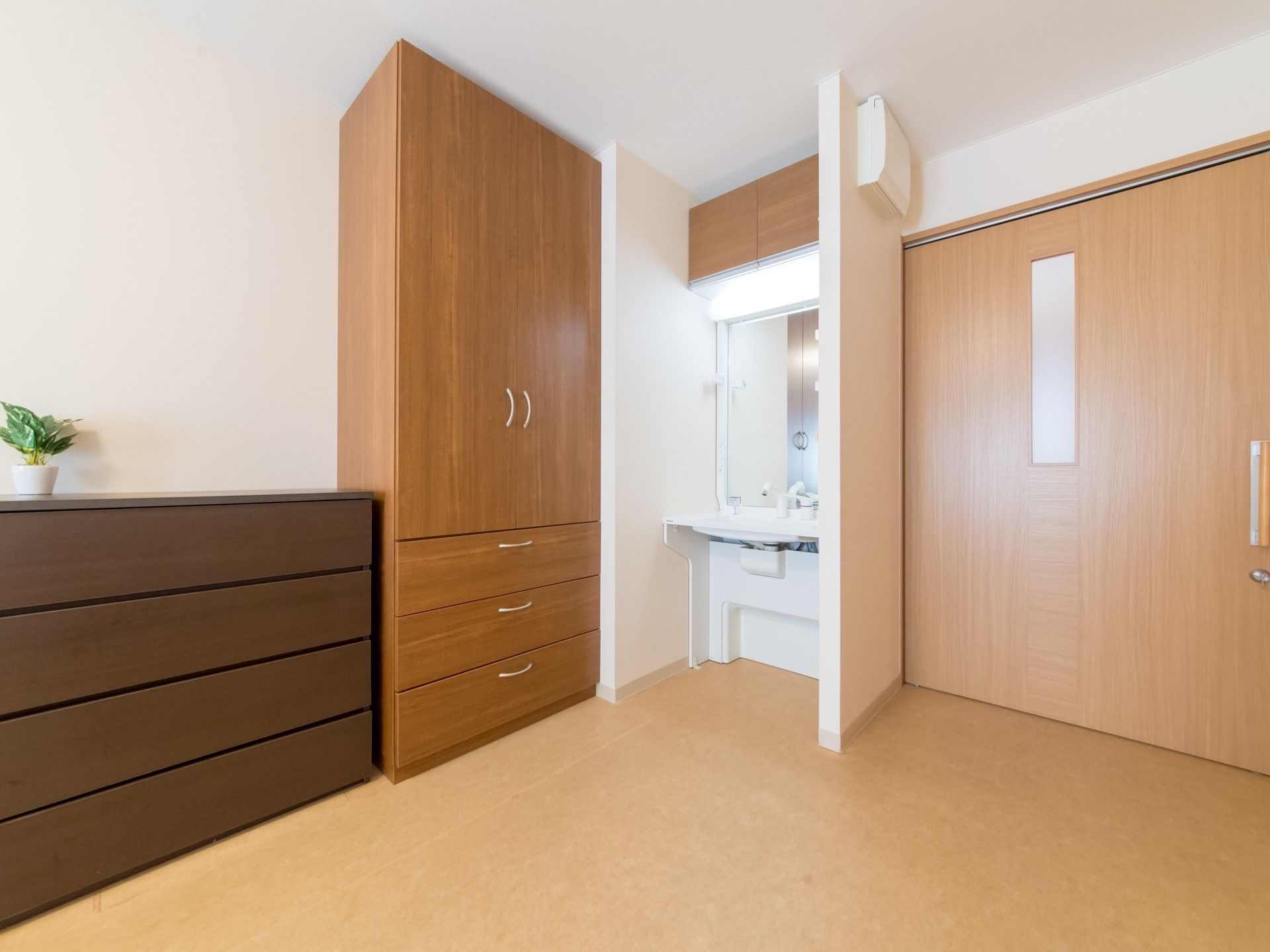 とても明るい。収納が沢山ある。洗面台が付いている。洗面台の下にはスペースがあり車椅子のままでも使用できる。