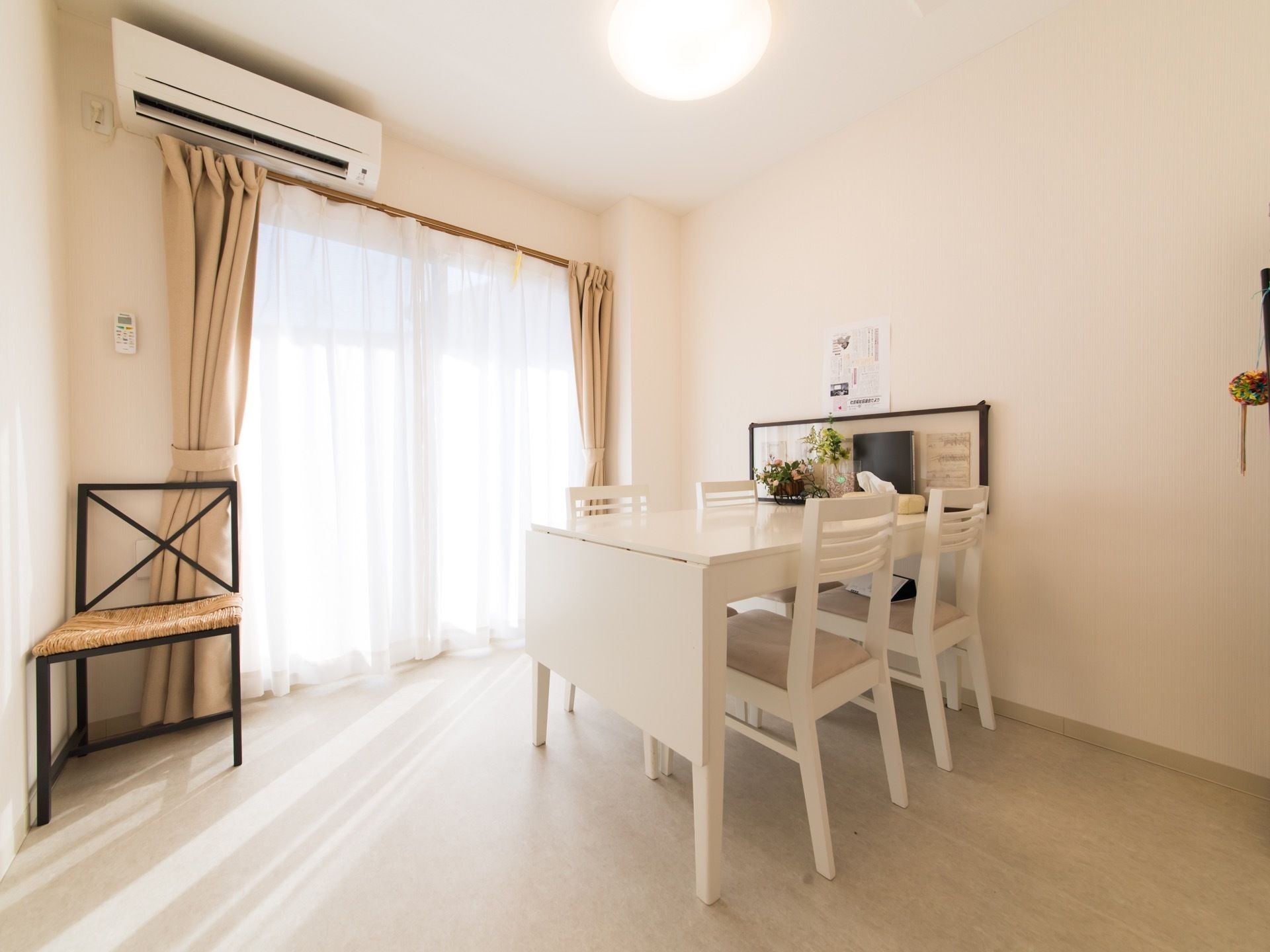 椅子とテーブルのシンプルな部屋になっている。エアコンが設置されている。広いスペースが設けてあるので車椅子をご利用の方も安心。