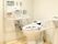シニアホーム梅里のトイレ。介助器具が完備されたこちらのトイレは、入居者様・ご来訪者様、どなた様でもお使いいただけます。