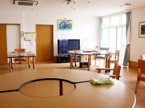 シニアホーム梅里の共有スペース。日々の生活を、多くの入居者様と明るく・楽しくお過ごしいただけます。