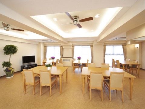 シニアホーム梅里の食堂。毎日多くの入居者様で多いに賑わう、楽しお食事風景となっております。