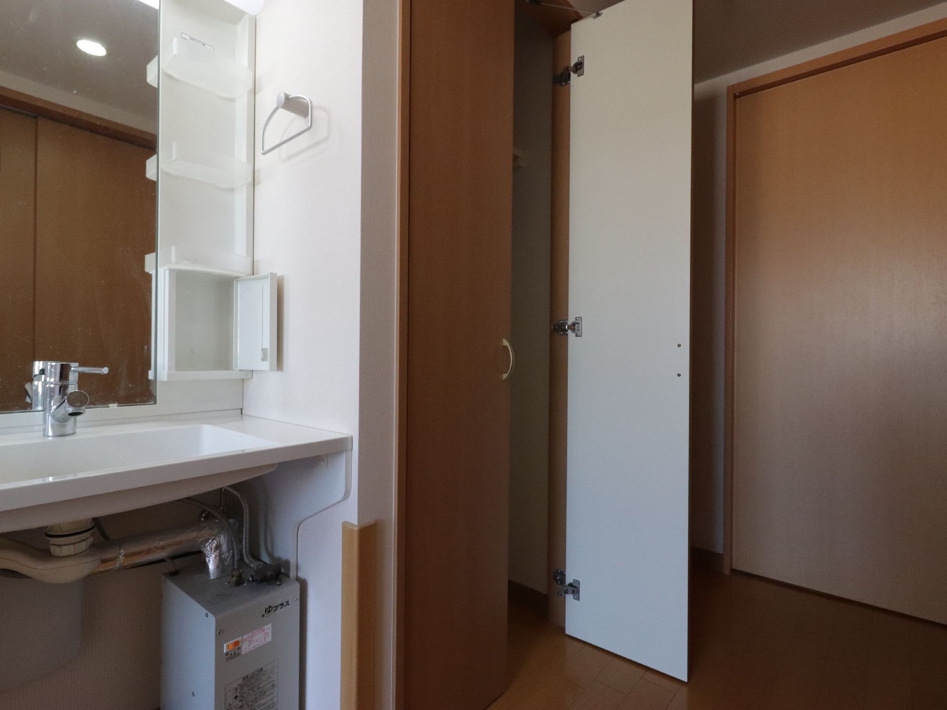 それぞれの居室には衣類の収納に適したクローゼットが設けられている。ドアは両開きタイプの物が使われている。