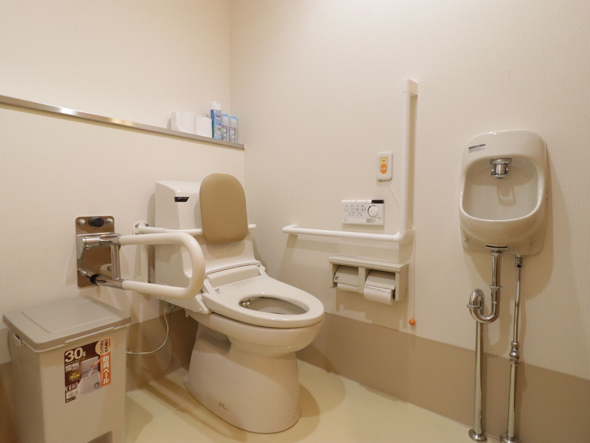 リビングに接している共有のトイレである。温水洗浄便座が設置され、タンクにはアタッチメントの背もたれが取り付けられている。