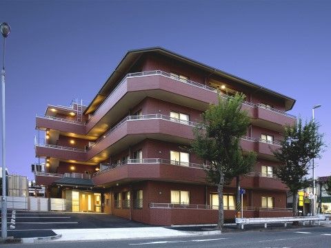 シニアホームあいかの外観。閑静な住宅街に立地しており、夜間はひっそりと静かな時間を過ごせます。