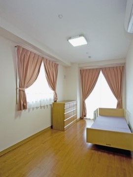 シニアホームあいかの居室。居室は全て完全個室制となっておりますので、毎日を安心してお過ごしいただけます。
