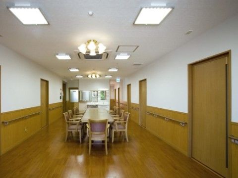 シニアホームあいかの食堂。日々、多くの入居者様で賑わう楽しいお食事風景となっております。