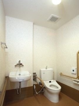 シニアホームあいかのトイレ。入居者様やご来訪者様など、どなた様でもお使いいただける共用トイレです。