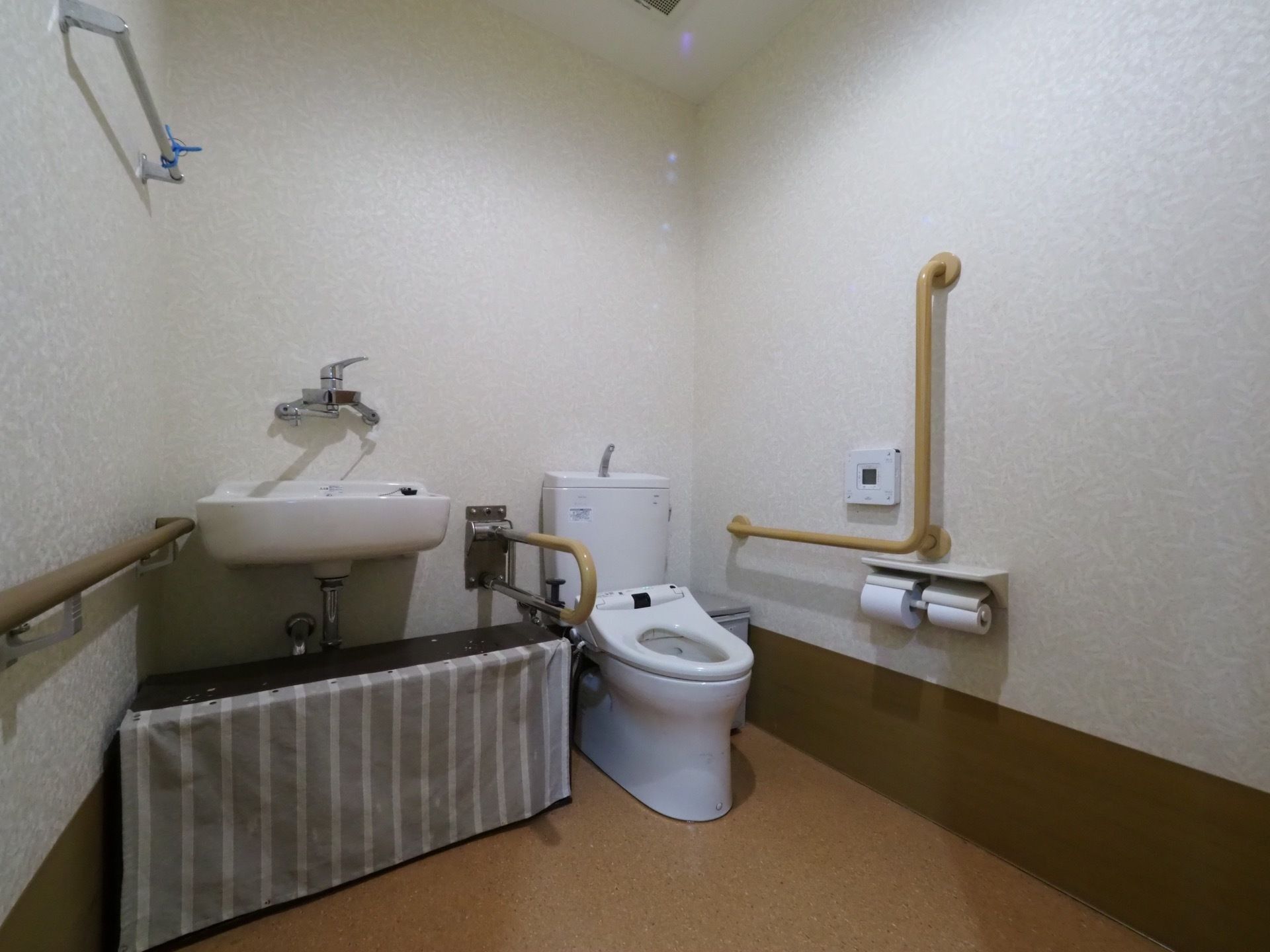 トイレには車椅子でも余裕を持って移動ができるスペースがある。洗面台が独立しているので、手を洗いやすくなっている。