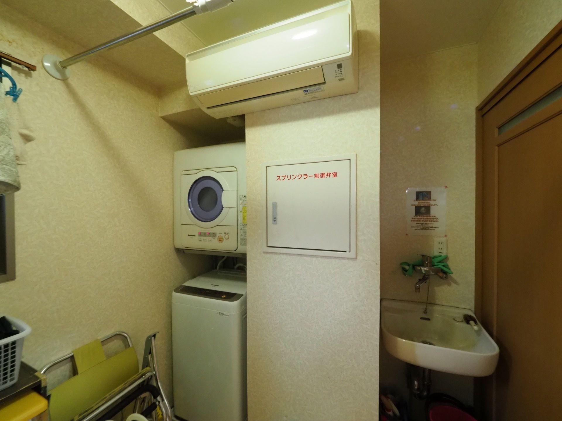 乾燥機と洗濯機を施設内に準備している。いつでも自分で洗濯をすることができるので便利である。ランドリースペースにもエアコンがある。