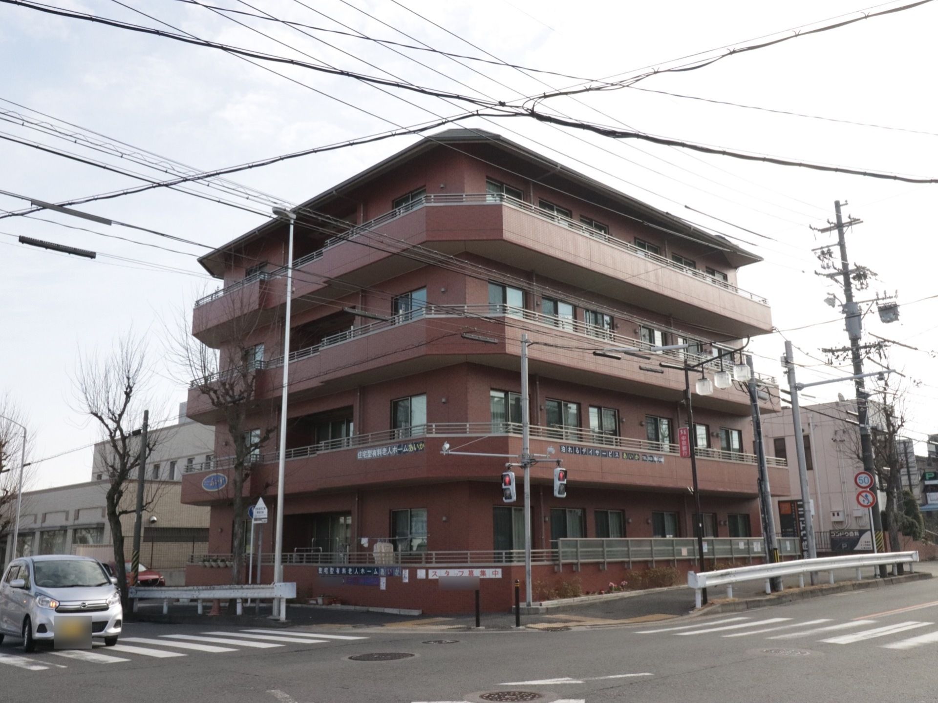 ４階建てになっており、建物の色も落ち着いた印象を与えている。各部屋に大きな窓を設置しているので圧迫感がない。