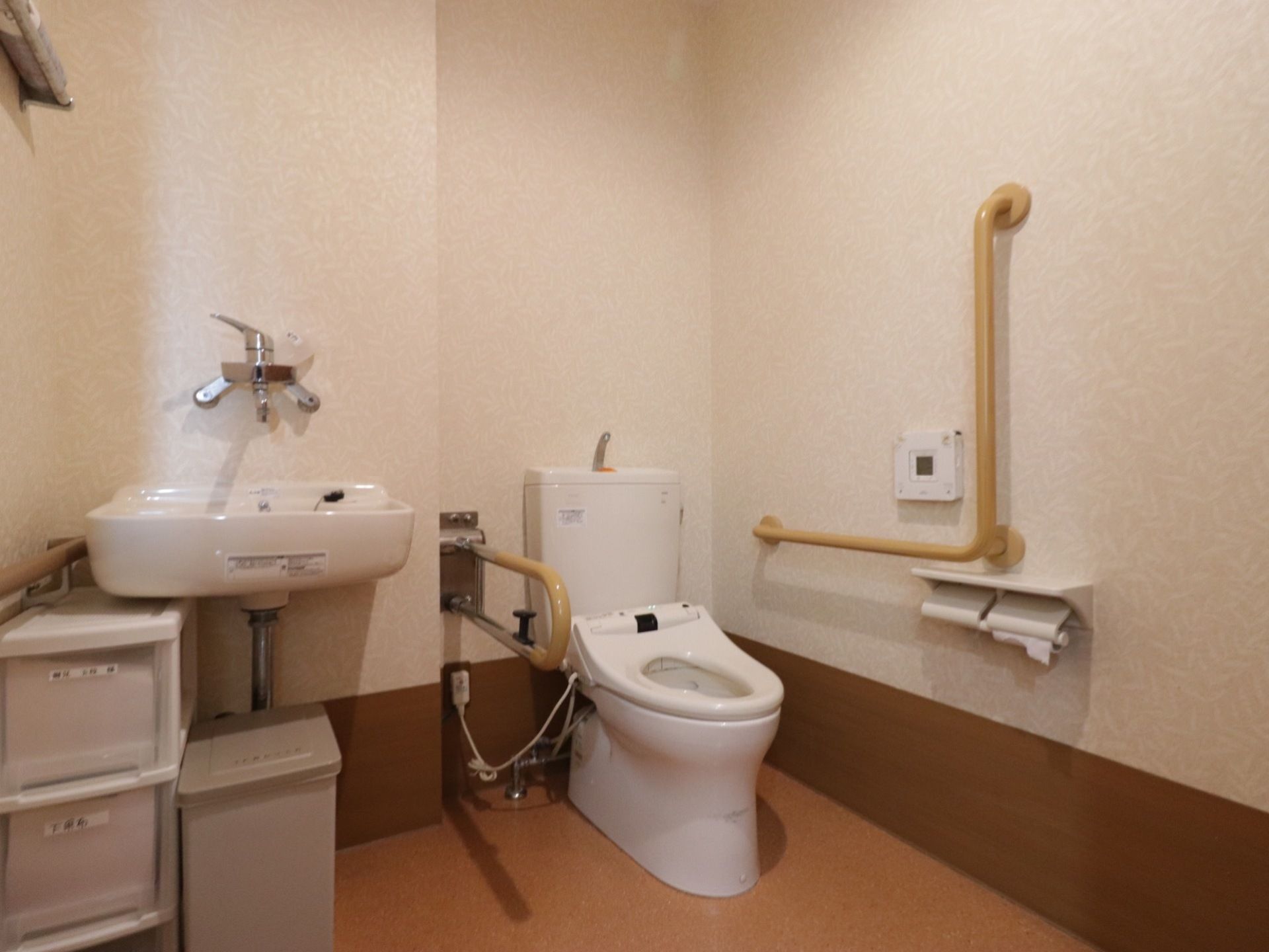 スペースが広く、トイレに手洗い場が併設されている。便座の左右に手すりが付いているため、車椅子をご利用の方にも配慮されている。